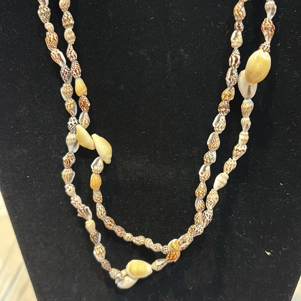 Shell necklace. - Picture 2 of 5
